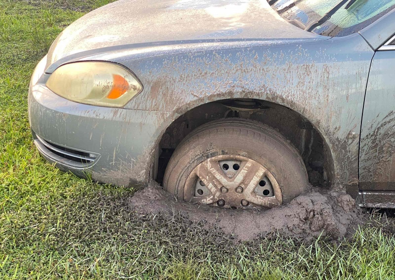 car-stcuk-in-mud-IMG_1846
