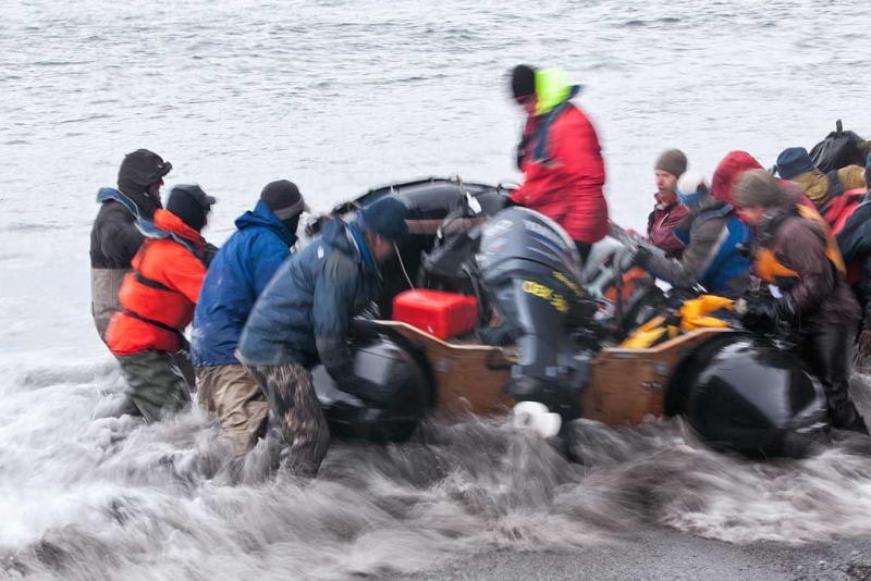 cheesemans-staff-holding-onto-zodiac-_mg_2143-bailey-head-deception-island-antarctica