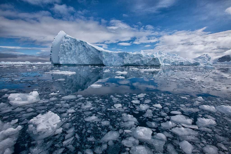 iceberg-with-brash-ice-and-blue-sky-_mg_0746-cierva-cove-antarctica