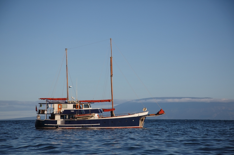 samba-at-anchor-_a1c8836-punta-vincente-roca-isabela-galapagos