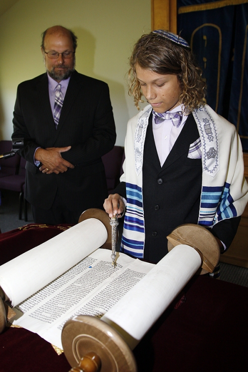 sam-at-the-torah-_y9c4342-sam-egensteiner-bar-mitzvah-winter-haven-fl