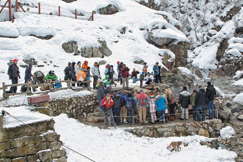 tourists-and-photographers-at-the-main-pool-_90z4379-jigokudani-yaenkoen-nagano-prefecture-japan